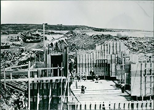 Реколта снимка работници, изграждането на първите къщи на Голанските възвишения, Израел.