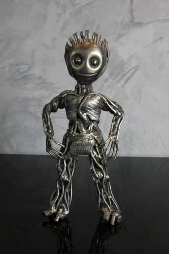 Скулптура от метален скрап, вдъхновена от Groot Guardians of the galaxy