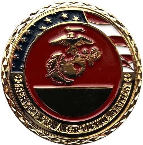 Ветеран от морската пехота на САЩ USMC, служител в полза на възнаграждаване на нацията, връчва възпоменателна монета