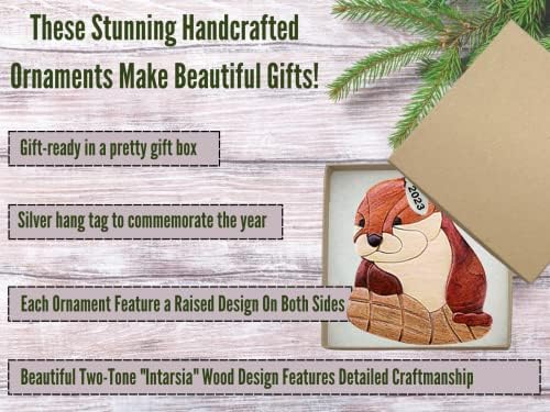 Коледен орнамент от Видри 2023 два цвята Дървен украшение - Дизайн Intarsia - Украшение от речни видри - предлага се в кутия за